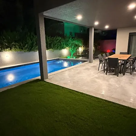 Villa Süper Vip Havuzlu Müstakil Odalar Banyolu Çeşme