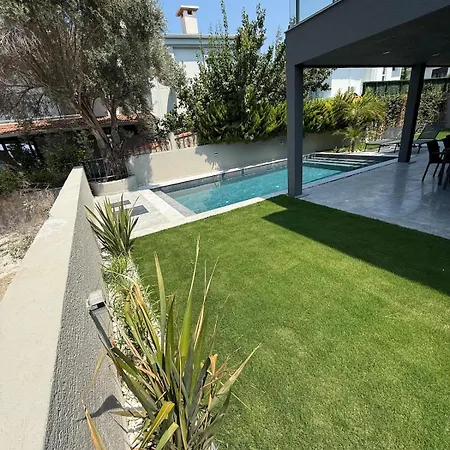 Sueper Vip Havuzlu Muestakil Odalar Banyolu Çeşme