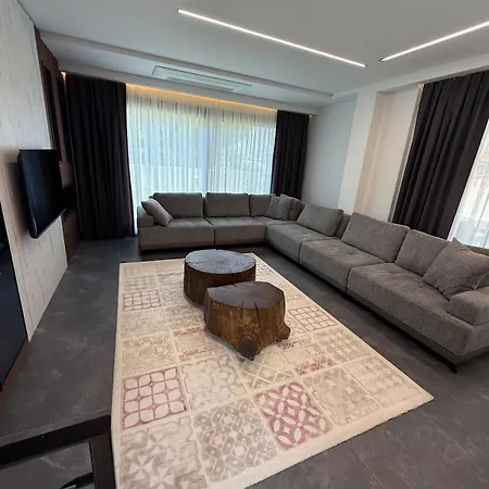 Sueper Vip Havuzlu Muestakil Odalar Banyolu Villa Çeşme