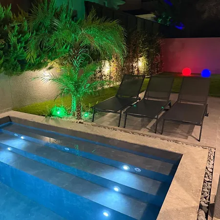 Sueper Vip Havuzlu Muestakil Odalar Banyolu