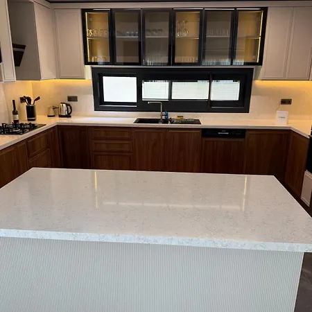 Sueper Vip Havuzlu Muestakil Odalar Banyolu Villa Çeşme