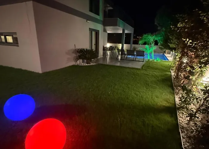 Sueper Vip Havuzlu Muestakil Odalar Banyolu Вилла Кешме