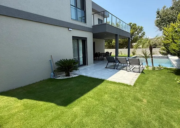 Вилла Sueper Vip Havuzlu Muestakil Odalar Banyolu