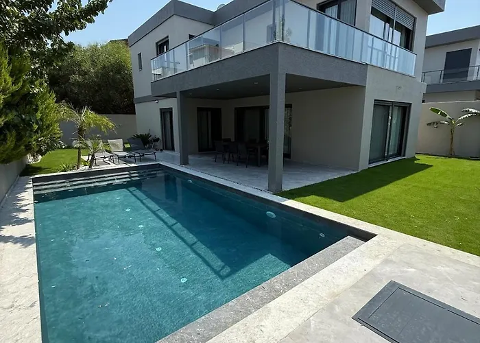 Sueper Vip Havuzlu Muestakil Odalar Banyolu