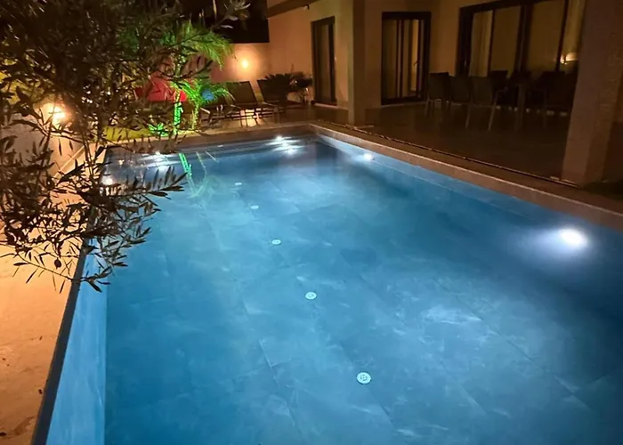 Sueper Vip Havuzlu Muestakil Odalar Banyolu Вилла *